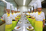 <b>新生开学日，学厨师正当时</b>
