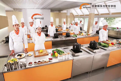 男生女生都在学烹饪