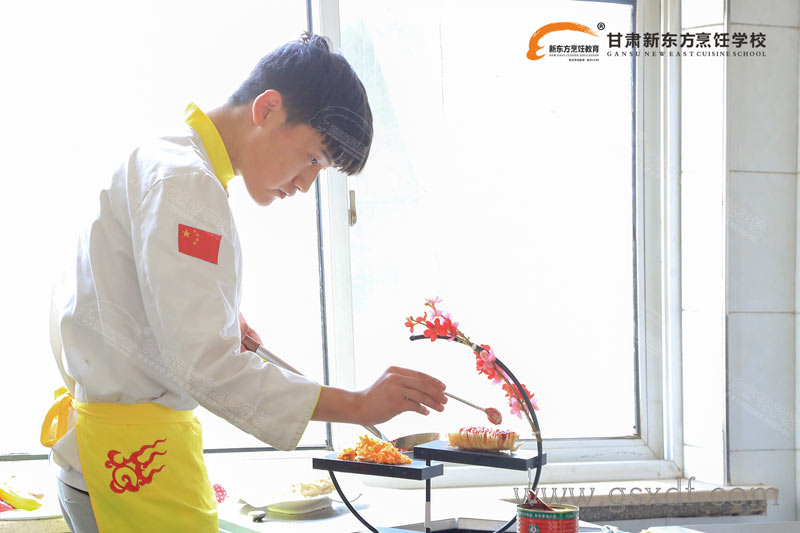 甘肃新东方<a href='http://m.gsxdf.com/' target='_blank'><u>烹饪学校</u></a>学员准备土豆全宴