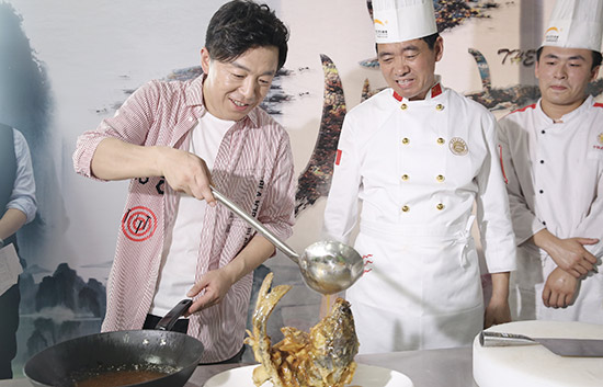 形象大使黄渤在新东方<a href='http://m.gsxdf.com/' target='_blank'><u>烹饪学校</u></a>颠勺
