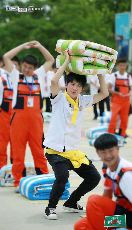 大张伟在新东方<a href='http://m.gsxdf.com/' target='_blank'><u>烹饪学校</u></a>上学
