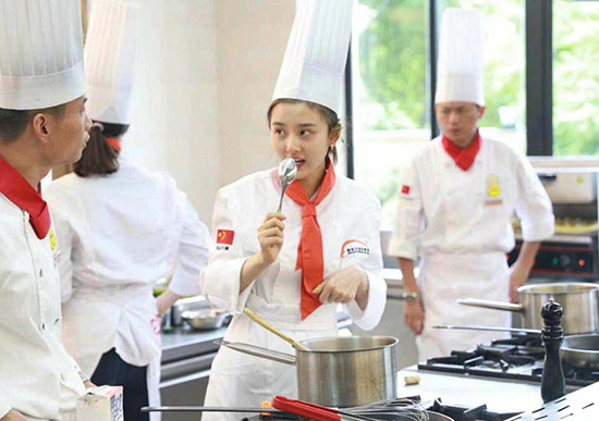 宋祖儿现身新东方<a href='http://m.gsxdf.com/' target='_blank'><u>烹饪学校</u></a>