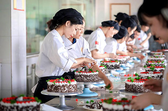女生可以到甘肃新东方烹饪学校学厨师吗