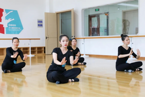 初高中毕业生学幼师