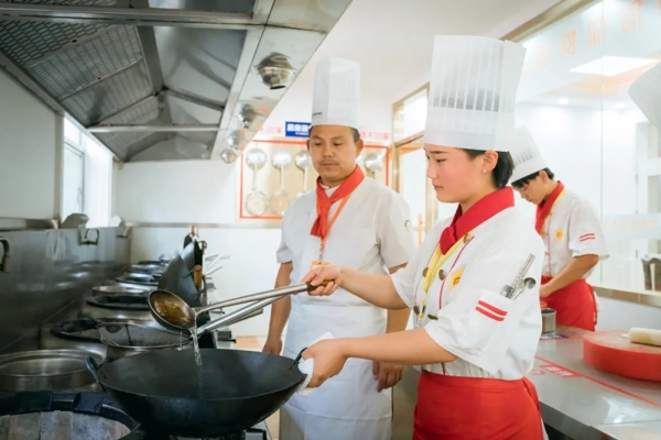 女孩子报读陕西新东方<a href='http://m.gsxdf.com/' target='_blank'><u>烹饪学校</u></a>