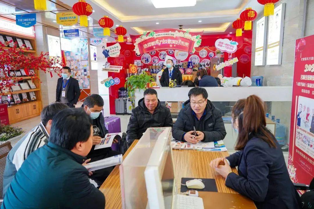 选学校为什么邀请你来学校实地参观考察？
