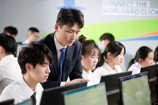 <b>成绩不理想，初中毕业后该工作还是读职校学技术呢？</b>