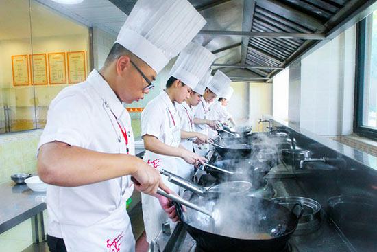男生学厨师就业有前景吗