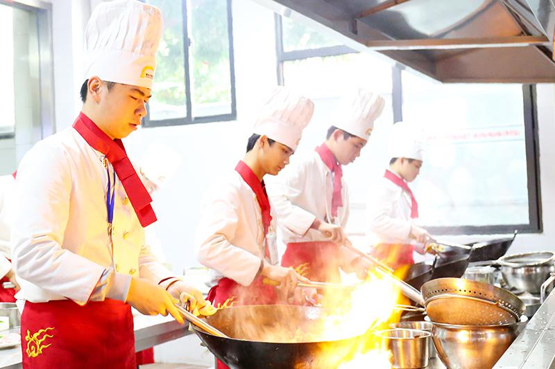 在烹饪学校学厨师好吗？