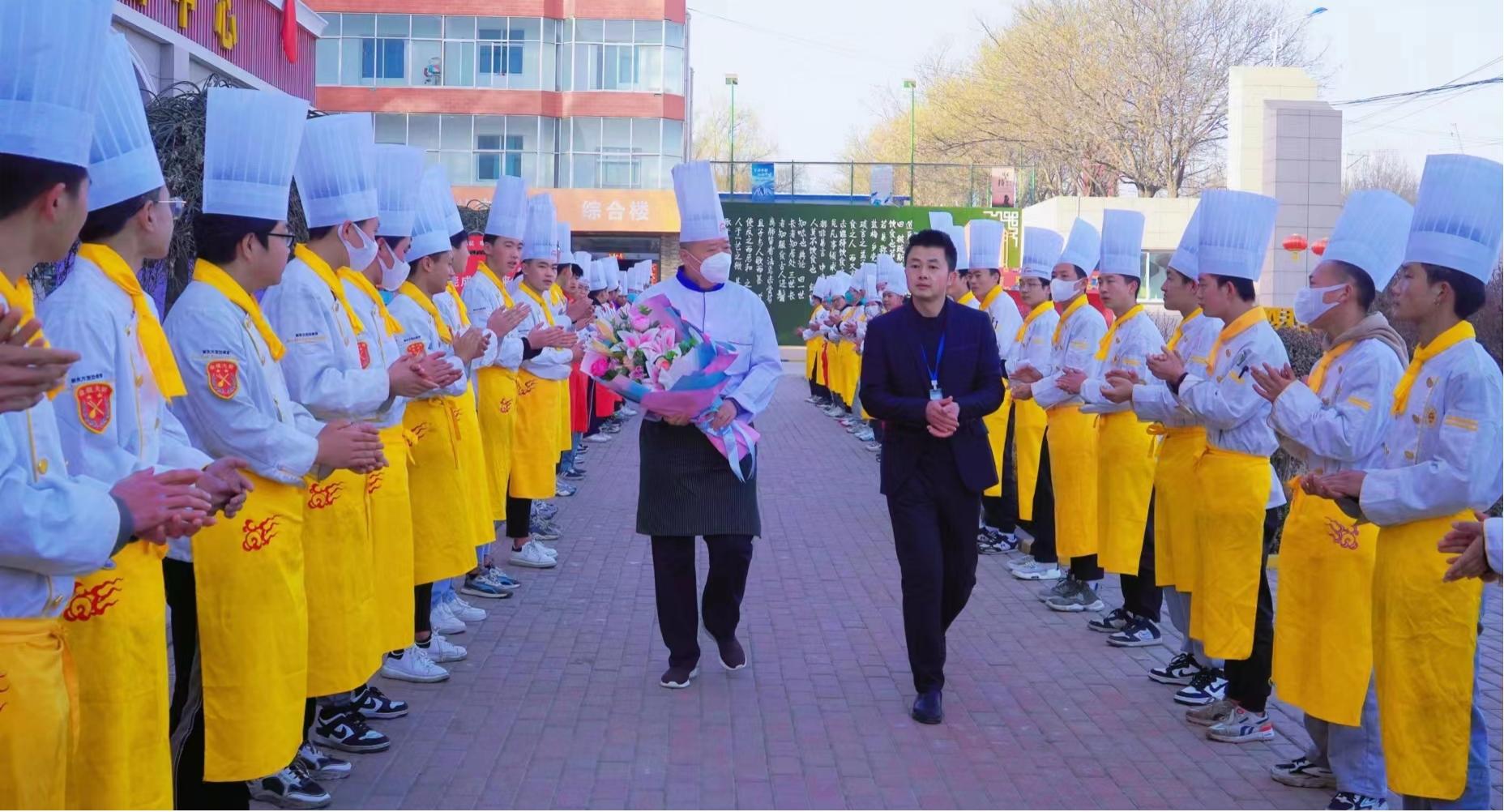 烹饪大师进校园| 倾情传授烹饪技巧