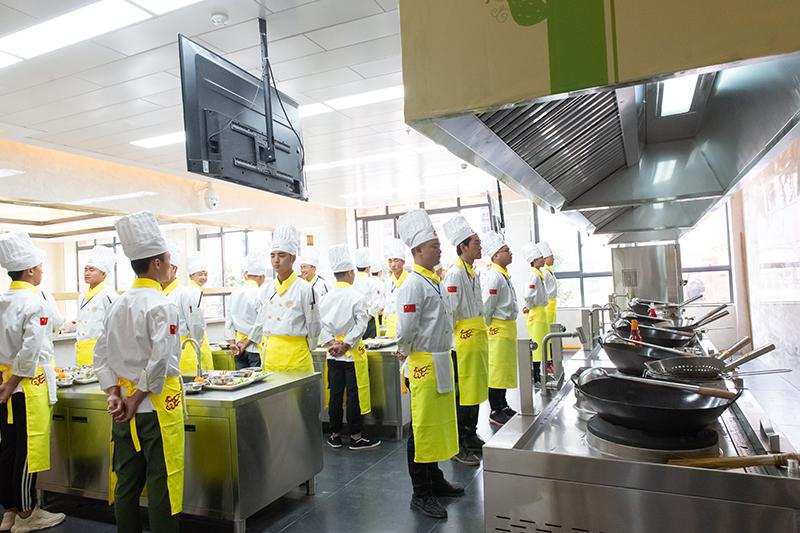 甘肃新东方烹饪学校学费一年多少钱？