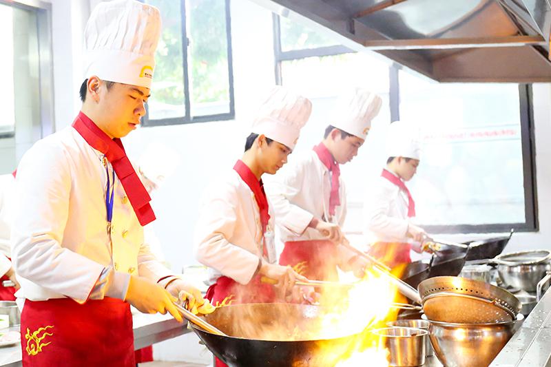 短期厨艺学习：甘肃新东方烹饪学校的独特魅力