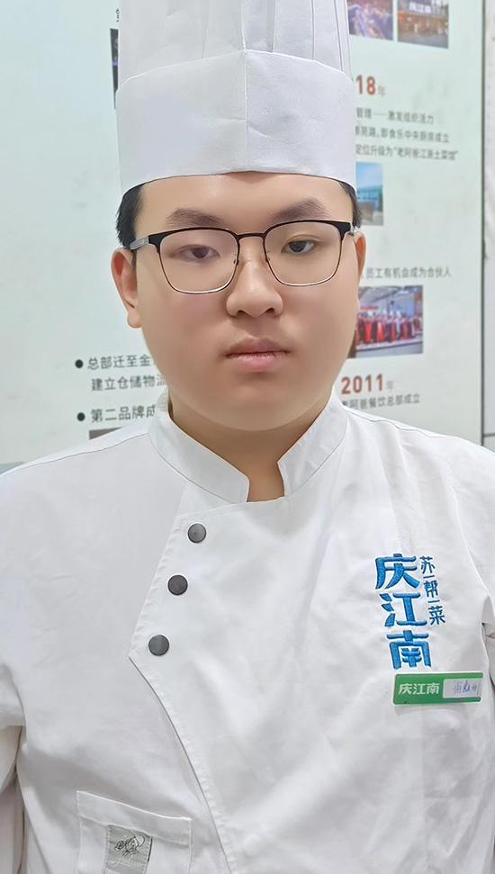 蒋鑫渊：高标准严要求，不懈努力步高峰