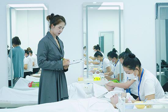 学美容美甲化妆培训哪里好
