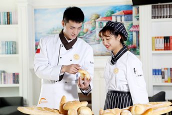 学烘焙去哪个学校比较好
