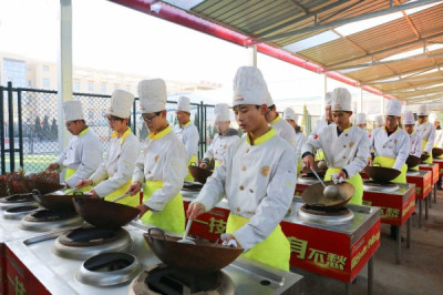 中餐学生练习翻锅