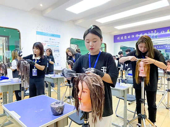 女生学美发有前途吗