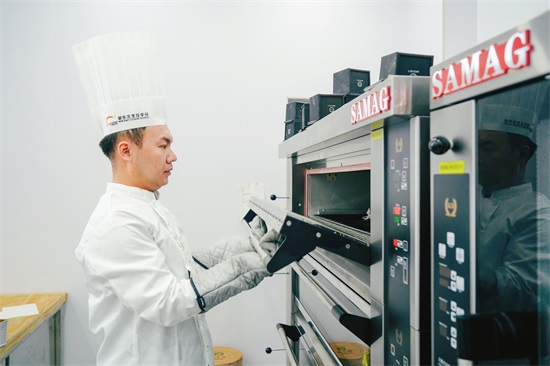 普高落榜生逆袭新路径：甘肃新东方烹饪学校以技术赋能就业突围