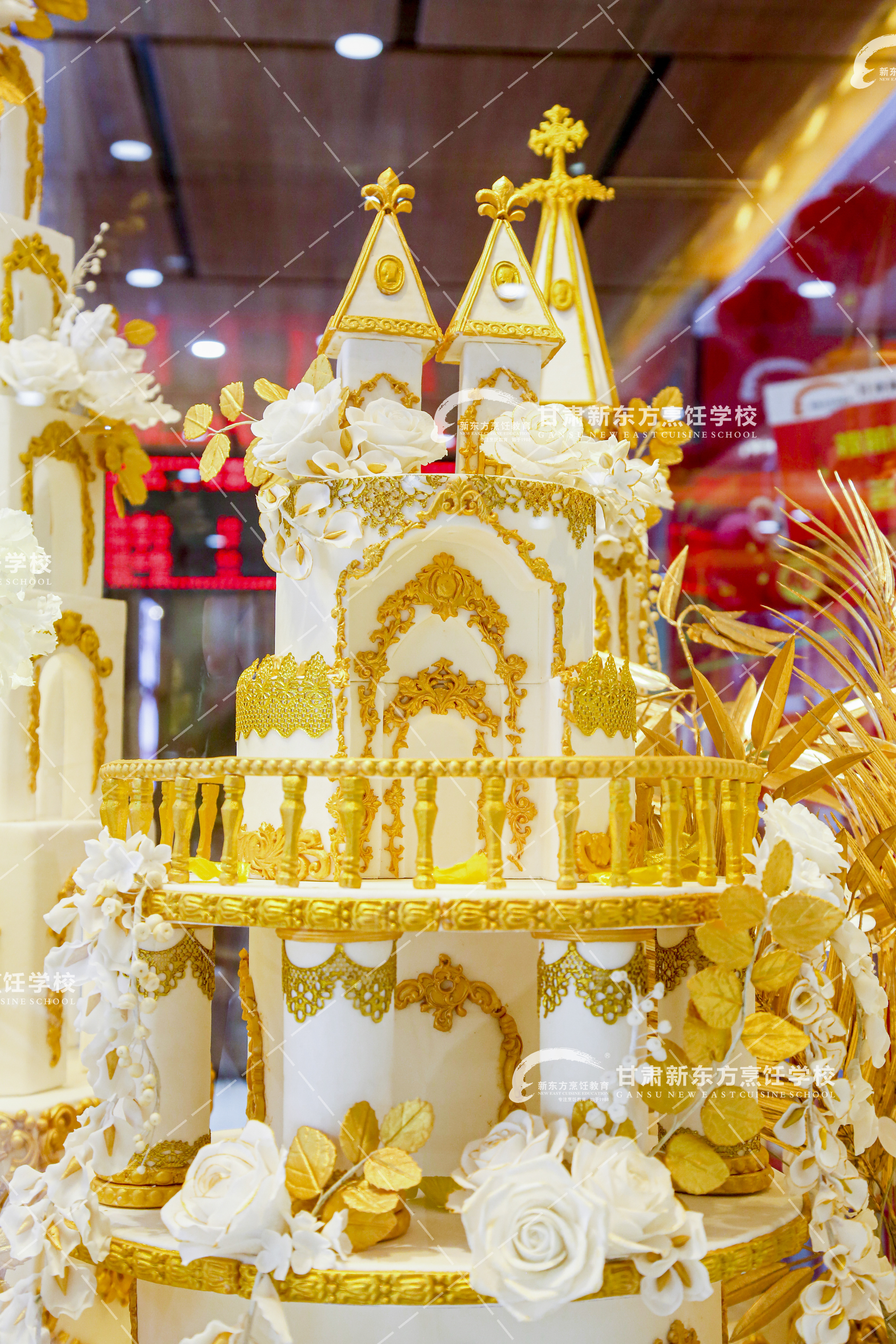 邂逅西点艺术甘肃新东方师生原创设计纯手工制作的巨型翻糖城堡蛋糕