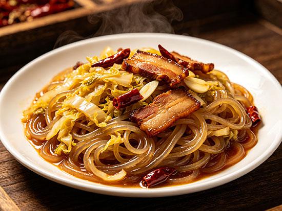 酸菜炒粉条：酸爽开胃，比肉还香