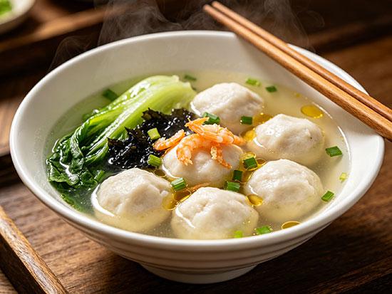鱼丸汤怎么做？鲜香弹牙，喝完暖呼呼